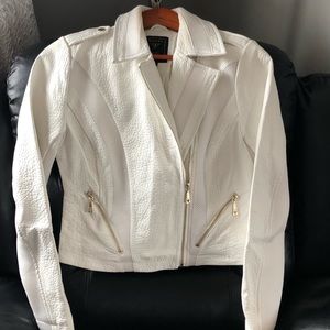 Jacket , it’s in very good conditions like new